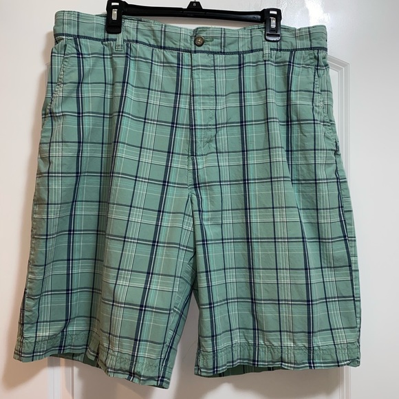 Men’s green plaid shorts - Picture 1 of 2